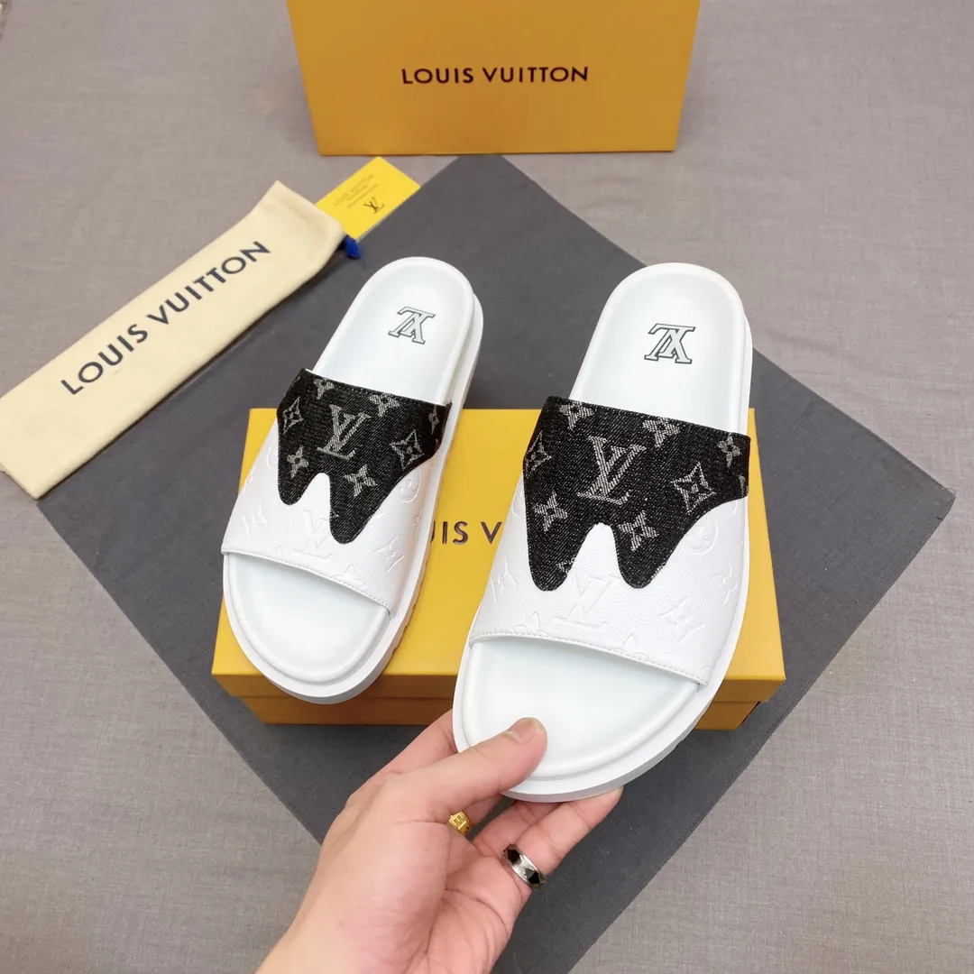 P300 🔍Top purchasing agent LV men's spring and summer slippers counter synchronization. The uppers are made of cowhide fabric imported from Italy, with logo graphics and high-quality craftsmanship. The soles are: original soles specially provided by the original factory. Exclusive molded soles are super comfortable. Original factory follow-up orders. 🔍🔍High quality. You can enter and leave the counter at will. Welcome to compare. Code number 38-45 No. 058